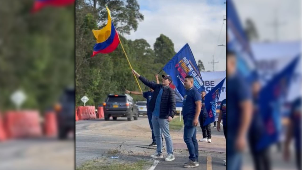 Con un homenaje frente a la casa de Álvaro Uribe, Juan David Zuluaga celebró la libertad del expresidente
