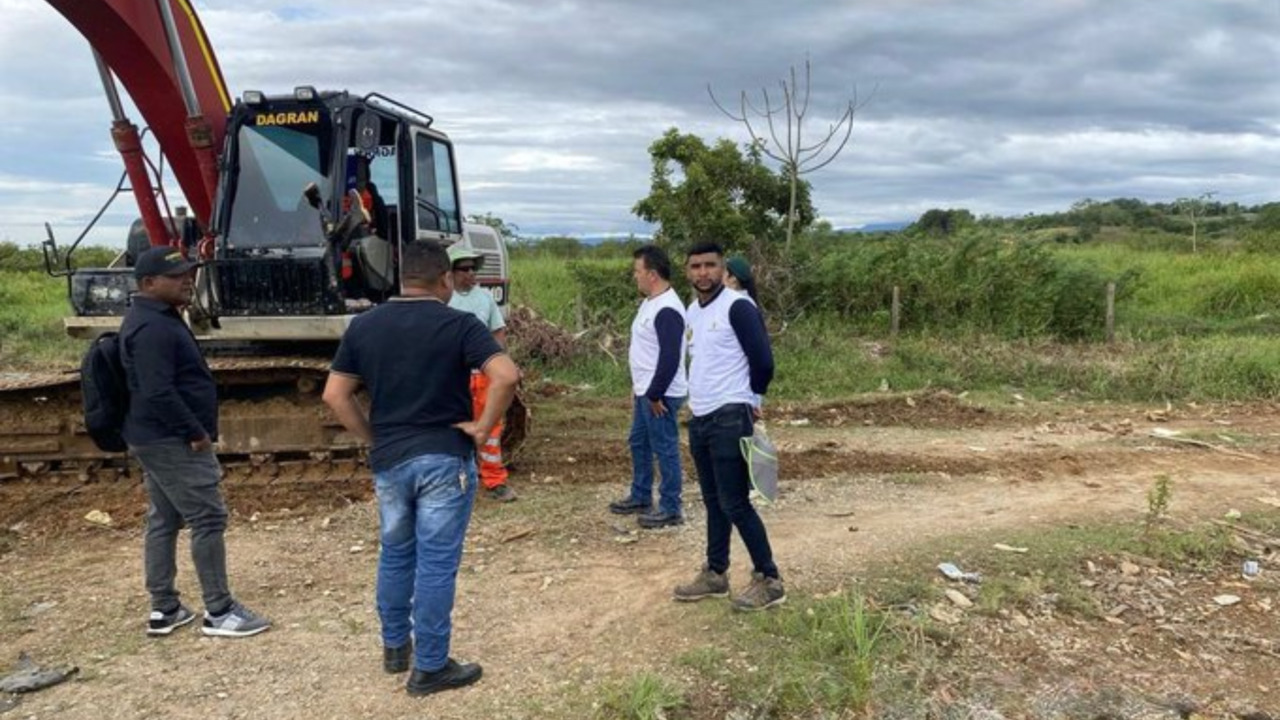 Con jarillones y limpieza de caños, el Dagran busca frenar las inundaciones en El Bagre, Antioquia
