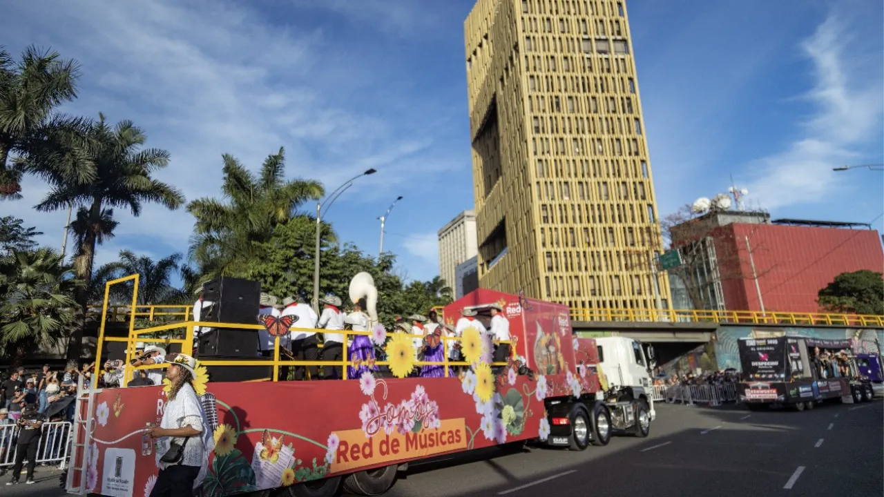 ¡Color, cultura y más de 300 mil personas! Así fue el Desfile Avenida Primavera en Medellín