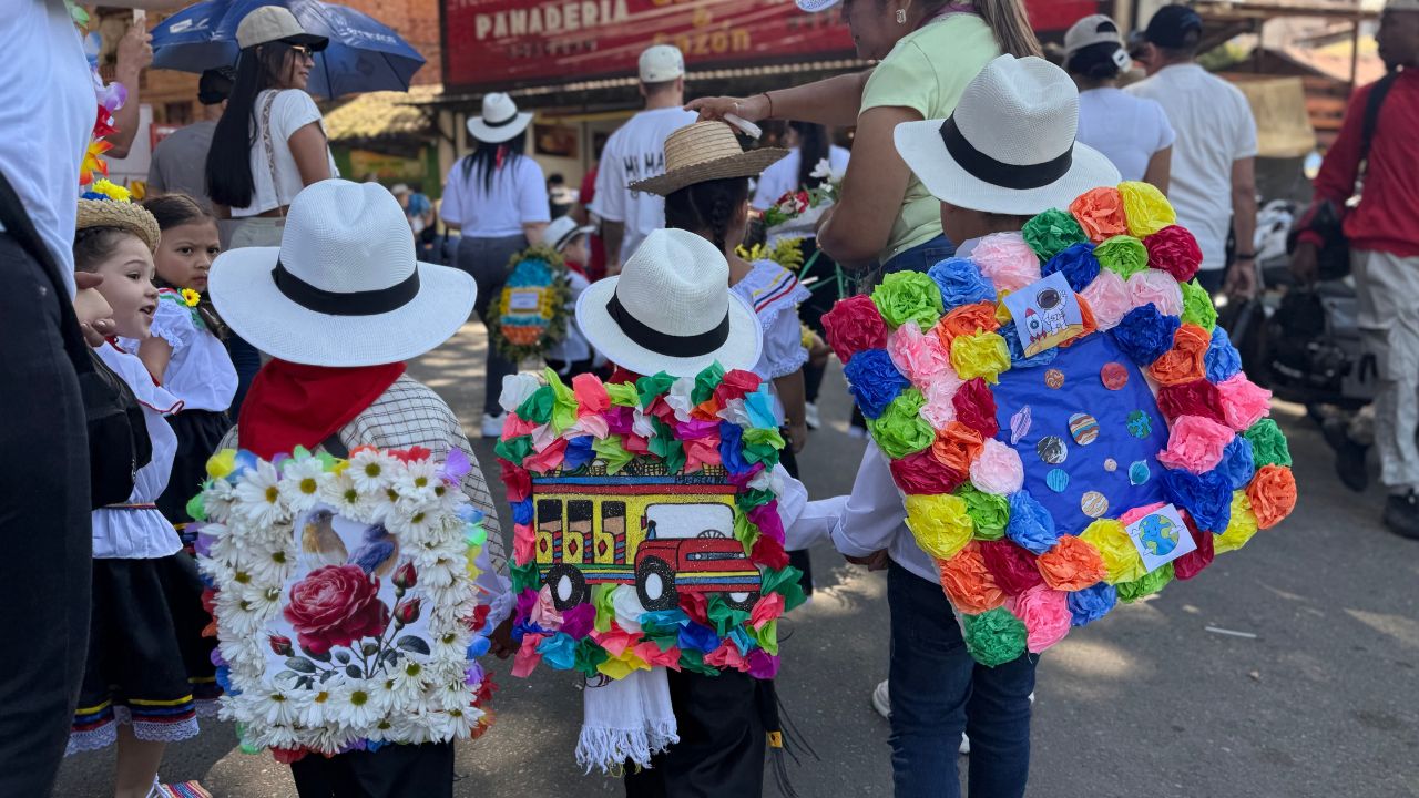 Bello celebra a la niñez con un exitoso Desfile de Silleteritos
