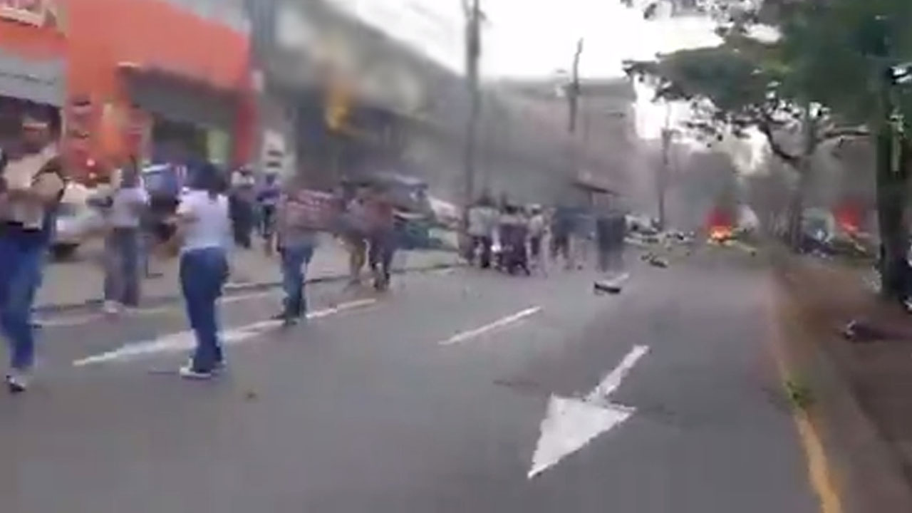 Duele Colombia Además de tumbar un helicóptero en Antioquia pusieron un carro bomba en Cali