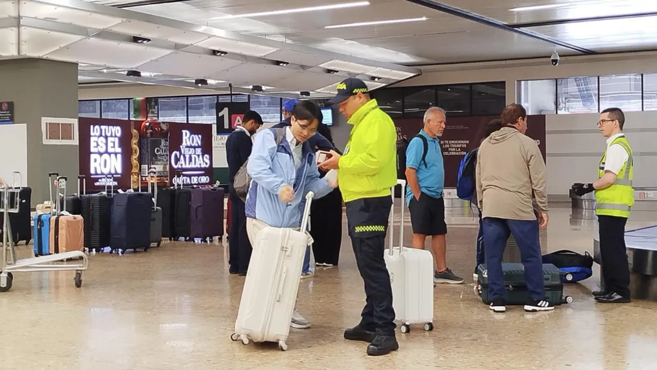  Medellín mete tecnología y mano dura en el aeropuerto por Feria de Flores