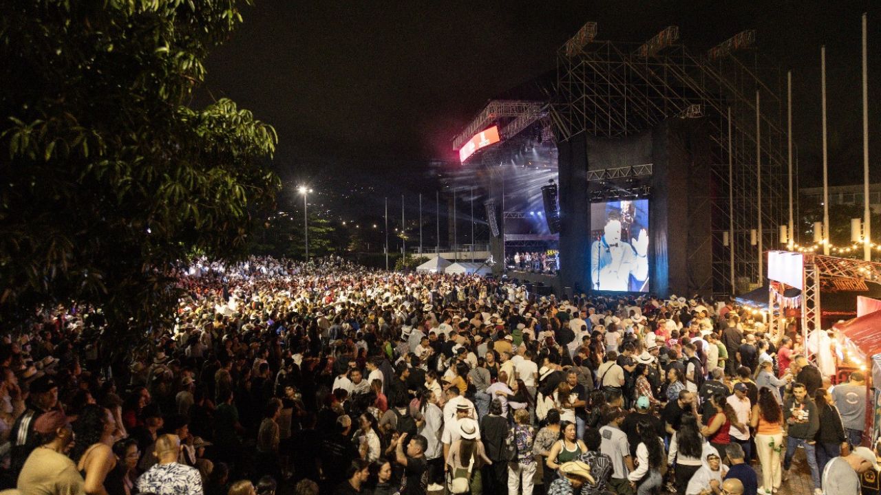  más de 1,3 millones de personas celebraron el séptimo día de la Feria de las Flores