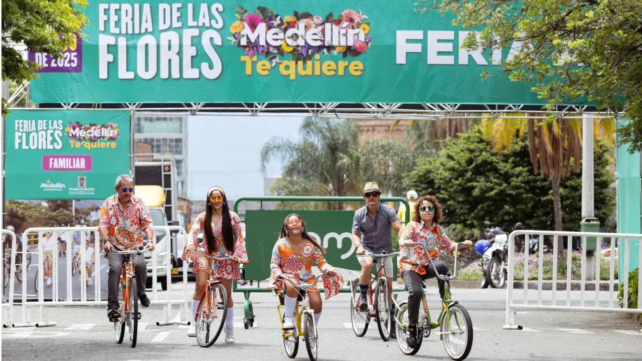 ¡Se tomaron las calles! Feria de las Flores rodó con más de 2 mil ciclistas y pura creatividad