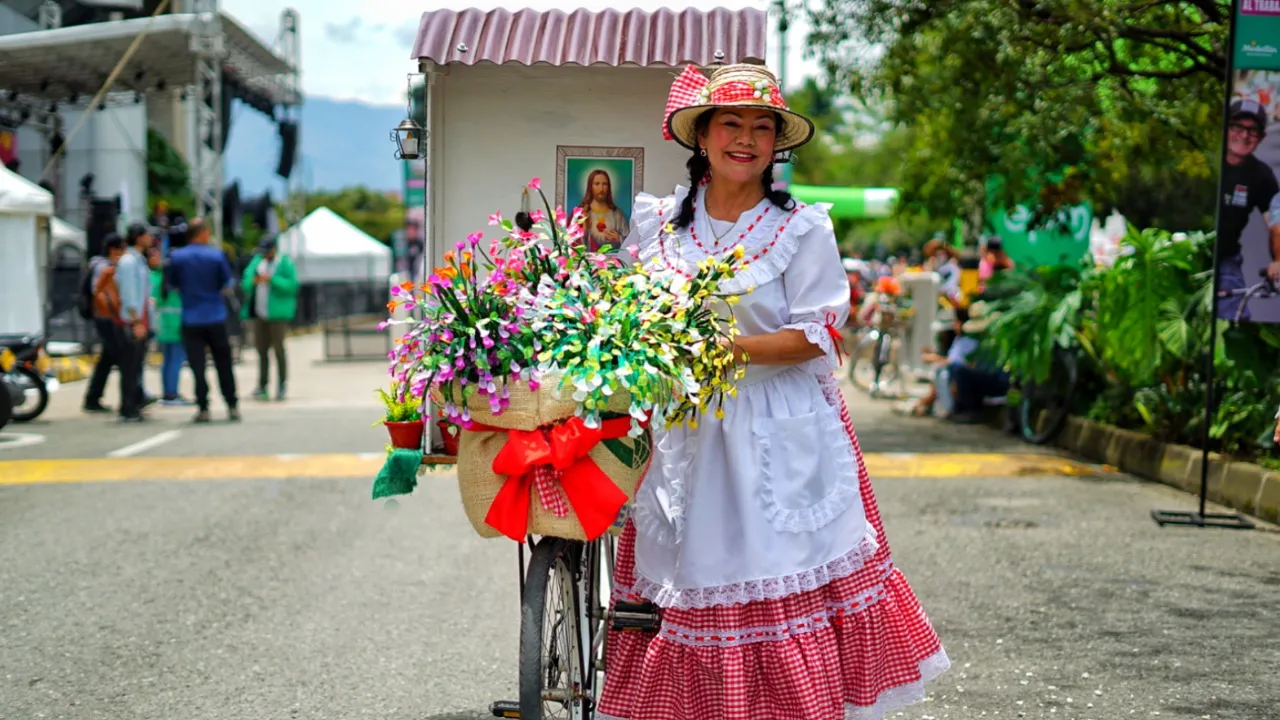 ¡Se tomaron las calles! Feria de las Flores rodó con más de 2 mil ciclistas y pura creatividad