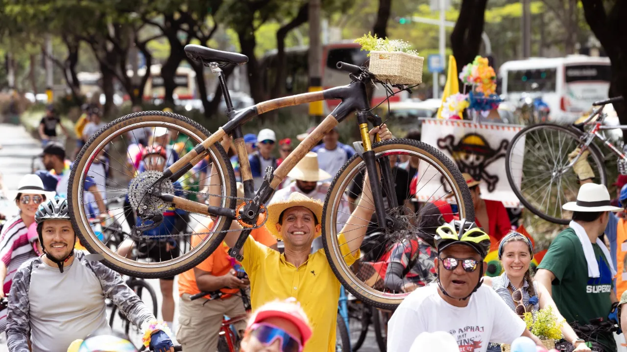 ¡Se tomaron las calles! Feria de las Flores rodó con más de 2 mil ciclistas y pura creatividad