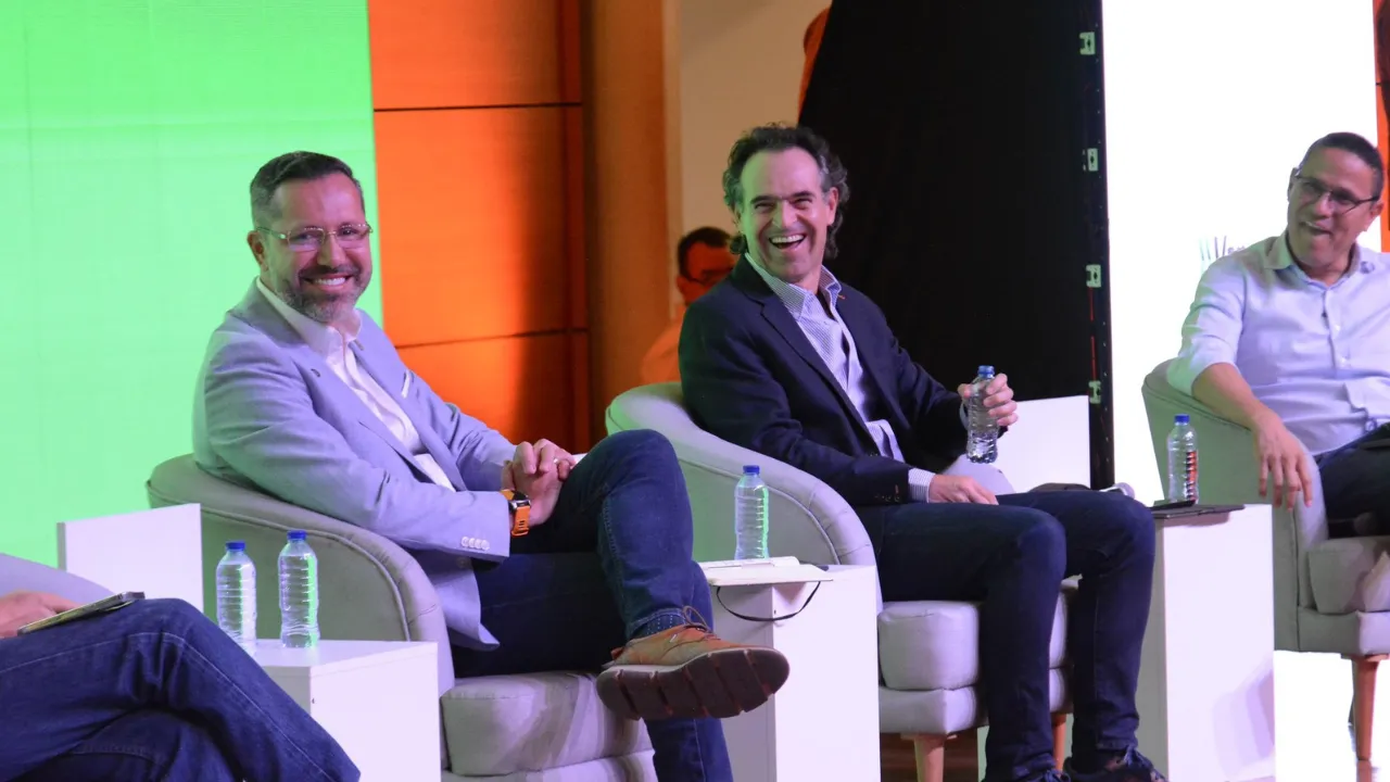  Fico Gutiérrez en el encuentro de alcaldes en Bucaramanga