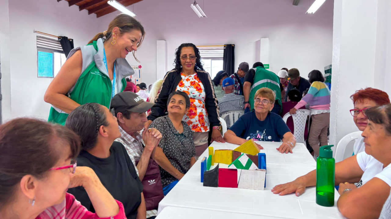  2.000 adultos mayores de Medellín se convierten en referentes de legalidad en la construcción