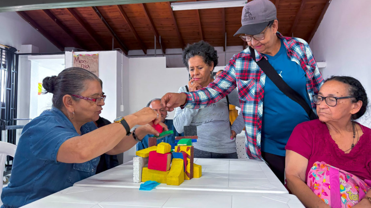  2.000 adultos mayores de Medellín se convierten en referentes de legalidad en la construcción