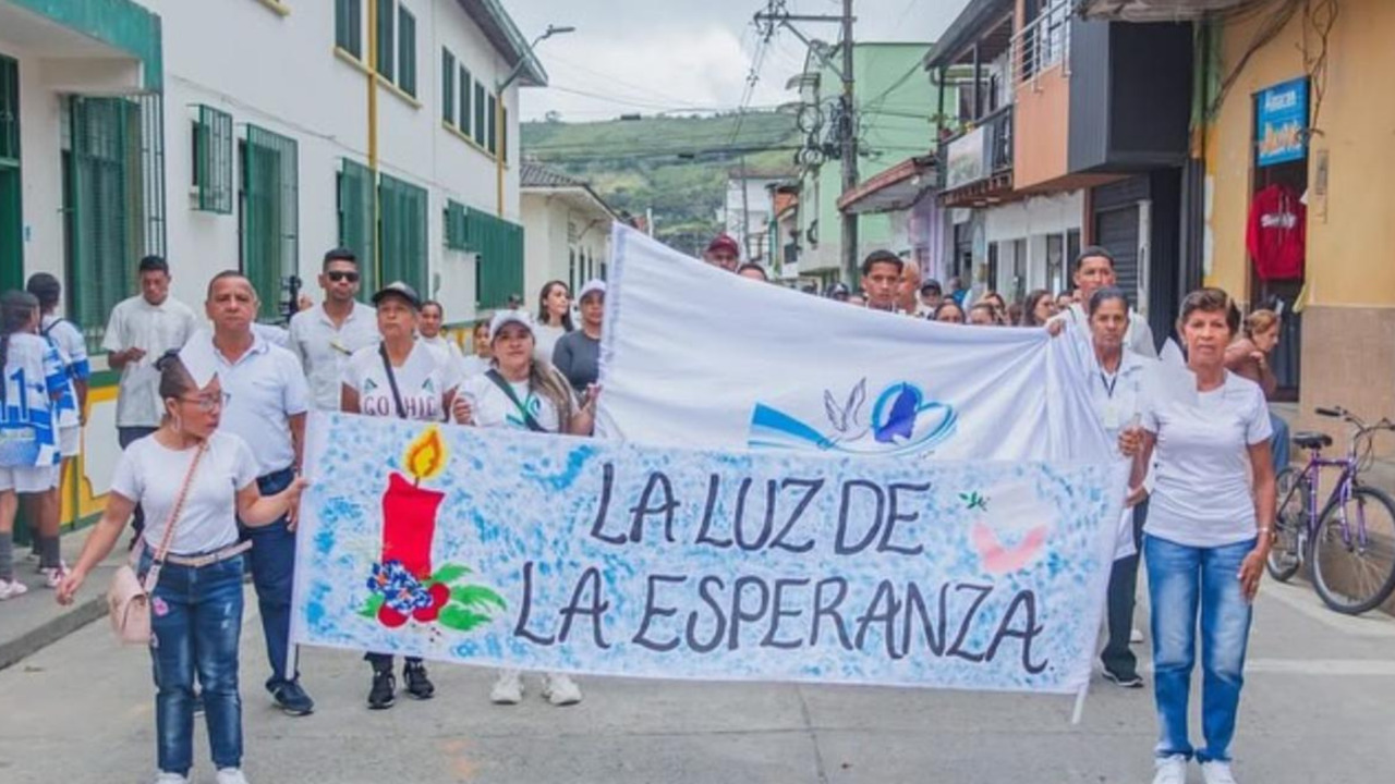 En una marcha por la paz, los habitantes de Amalfi exigieron seguridad tras el reciente ataque a helicóptero de la Policía