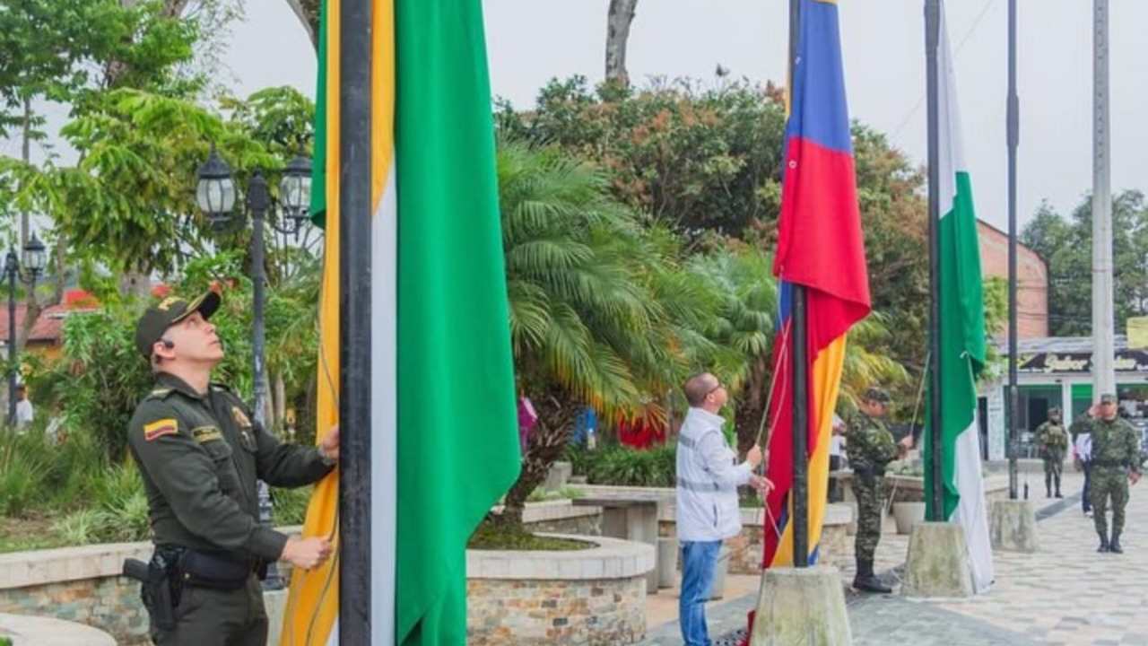 En una marcha por la paz, los habitantes de Amalfi exigieron seguridad tras el reciente ataque a helicóptero de la Policía