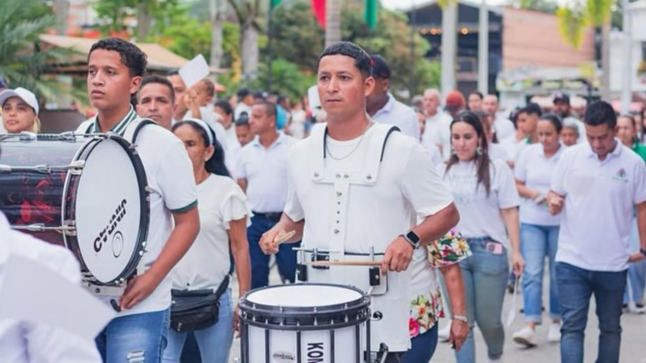 En una marcha por la paz, los habitantes de Amalfi exigieron seguridad tras el reciente ataque a helicóptero de la Policía