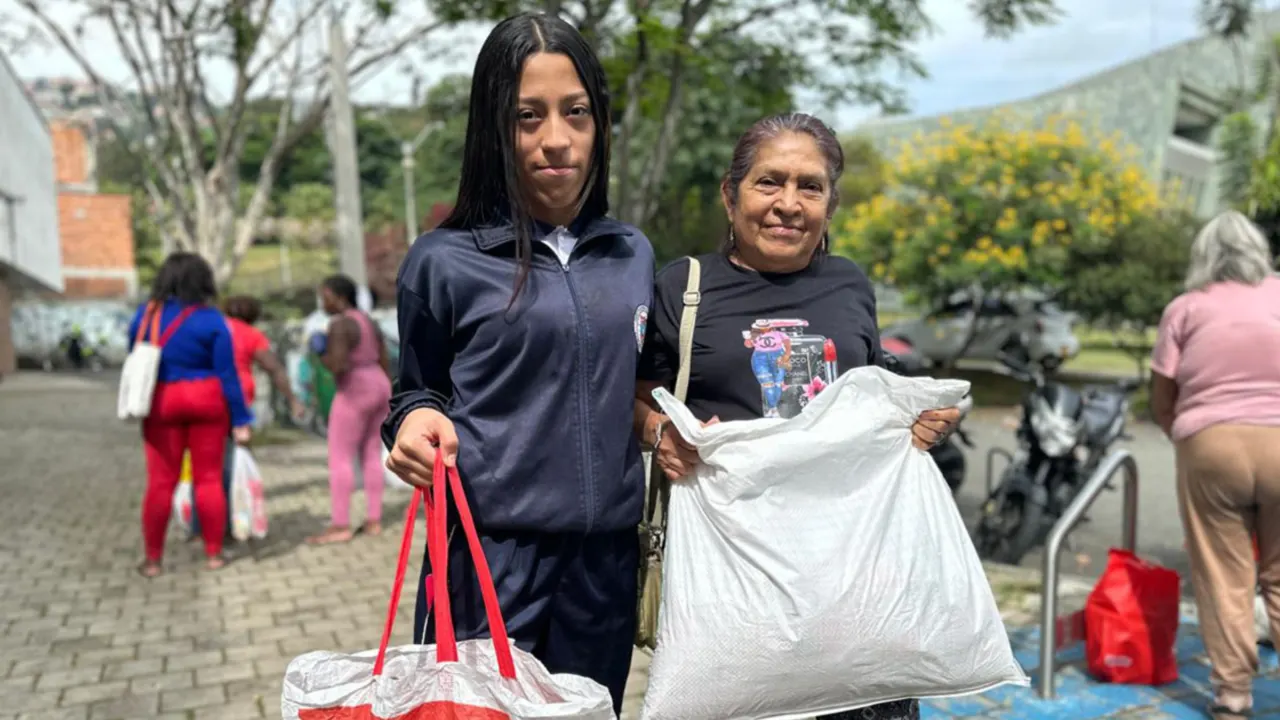 ¡Medellín amplía su lucha contra el hambre! 24.000 familias recibirán apoyo alimentario 3 ¡Medellín amplía su lucha contra el hambre! 24.000 familias recibirán apoyo alimentario