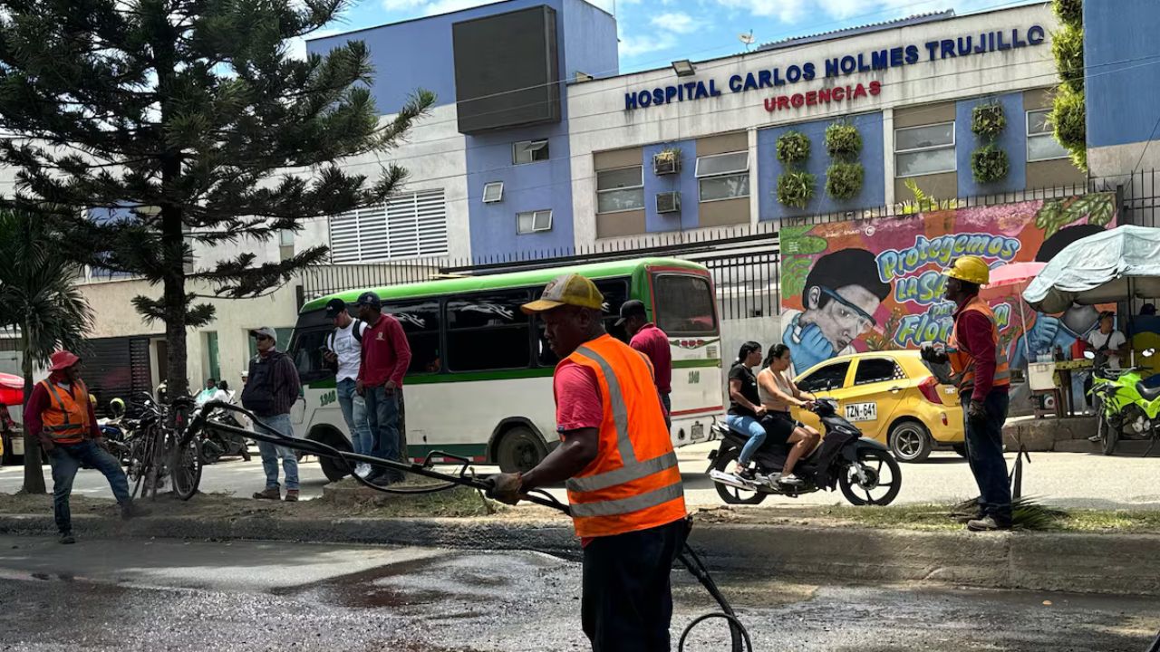 ¡Vía nueva en tiempo récord! Pavimentan vía frente al Hospital Carlos Holmes Trujillo en Cali en solo seis días