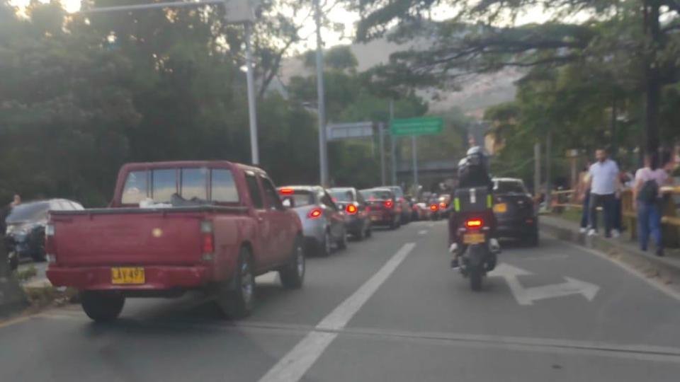 El taco no solo colapsó La Avenida Las Vegas, la Avenida El Poblado y la regional, sino las vías que llevan a municipios como Itagüí, la gente buscando salidas alternas