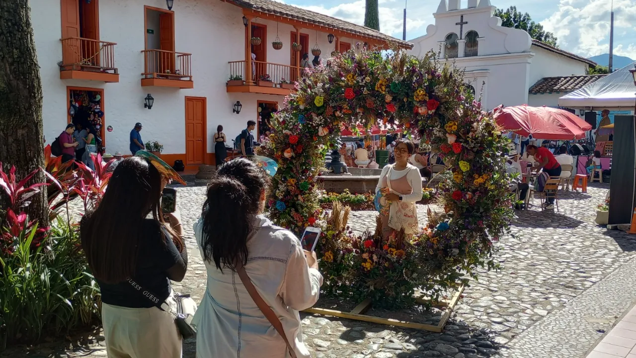 Pueblito Paisa florece con siembra de más de 4.600 especies ornamentales