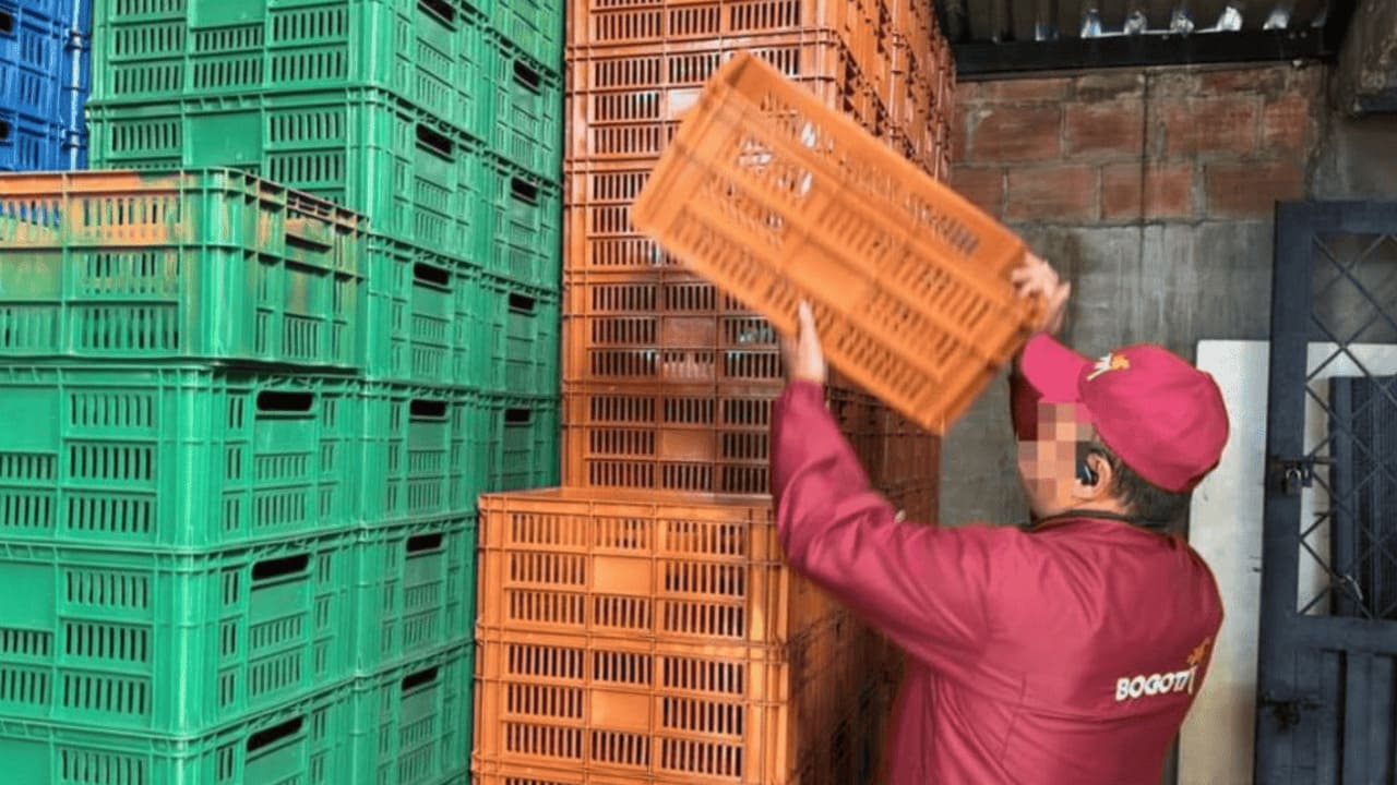 ¡Golpe al mercado negro en Bogotá! Incautan más de 1.600 canastillas robadas de OXXO y Alpina