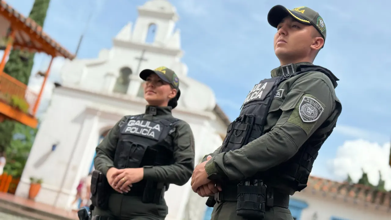 ¡Con toda la seguridad! Más de 2.500 policías custodiarán la Feria de las FloresLa Policía de Medellín desplegará vigilancia terrestre y aérea en los 506 eventos de la Feria, con monitoreo permanente en zonas turísticas como Santa Elena y el Pueblito Paisa.
