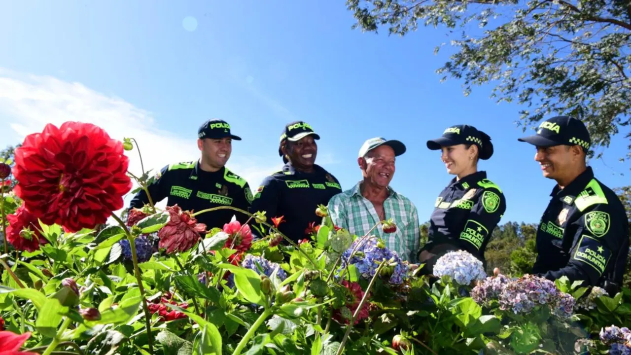 ¡Con toda la seguridad! Más de 2.500 policías custodiarán la Feria de las FloresLa Policía de Medellín desplegará vigilancia terrestre y aérea en los 506 eventos de la Feria, con monitoreo permanente en zonas turísticas como Santa Elena y el Pueblito Paisa.