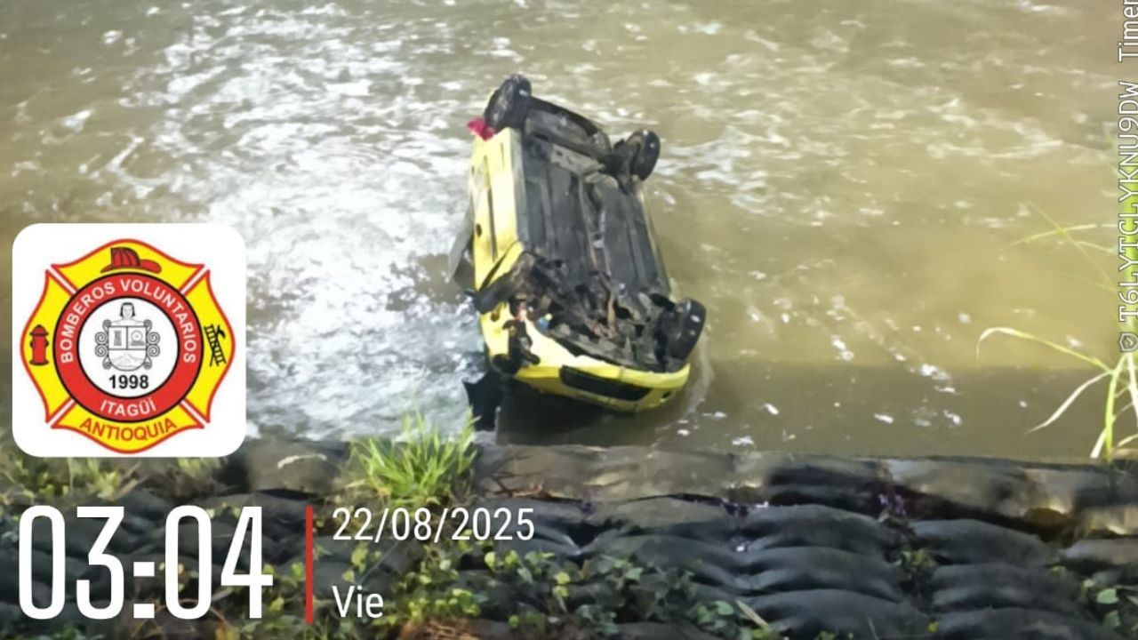 ¡Cayó al vacío! Enorme susto por un taxi en el río Medellín