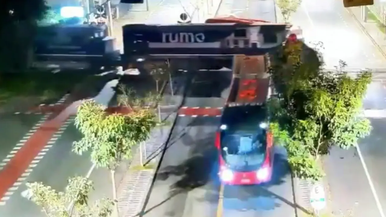 Tren parte un bus por la mitad en Brasil: cámaras de seguridad captaron el impactante momento