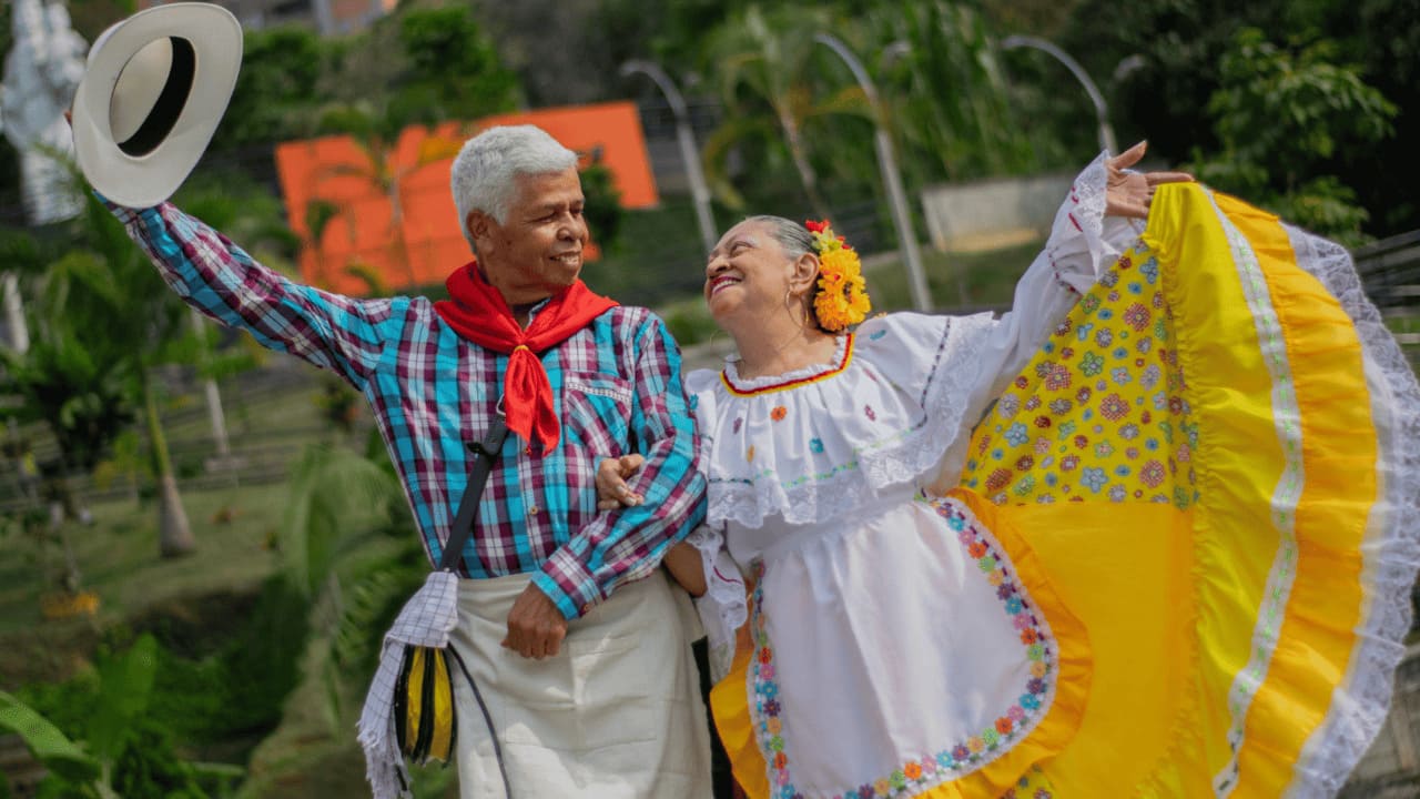  Sabaneta celebra el Mes del Adulto Mayor con una noche cultural en el Parque Erato
