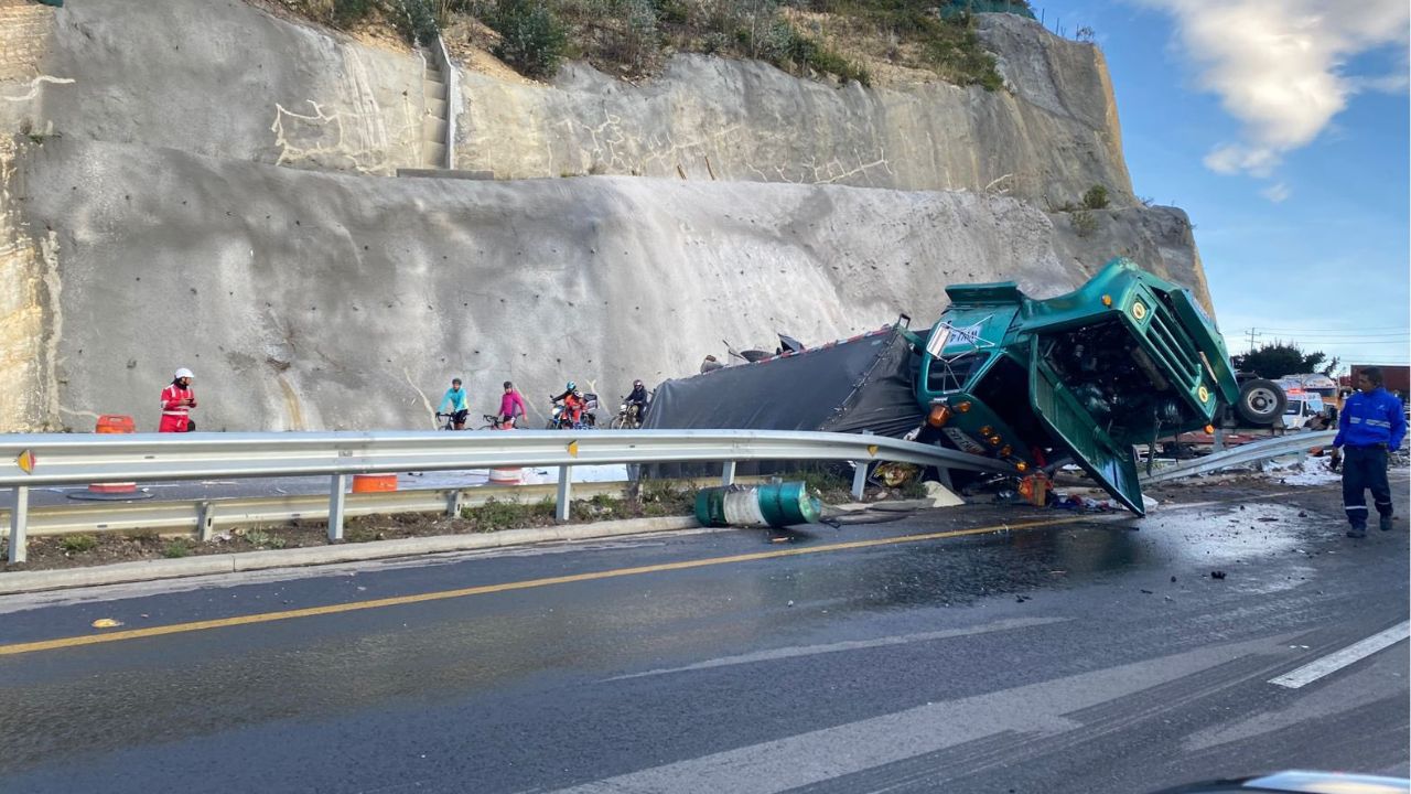  tractocamiones volcados y cierre total de la vía