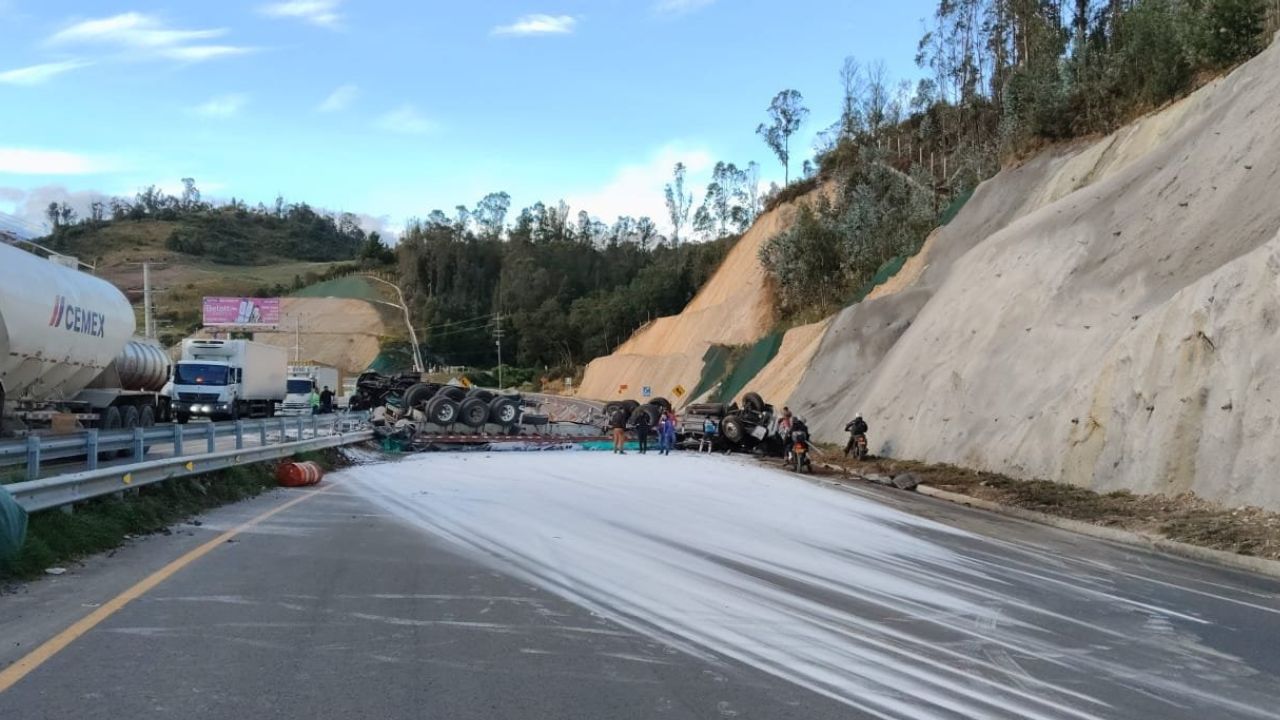  tractocamiones volcados y cierre total de la vía