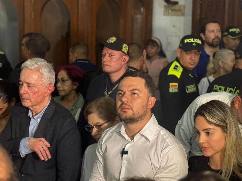 El expresidente Alvaro Uribe estuvo en misa en la Capilla Santa Ana de Sabaneta, acompañado por el alcalde Alder Cruz y la primera Dama de la Ciudad