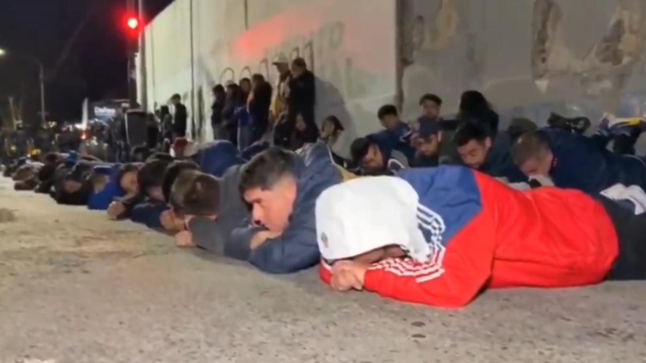 ¡Terror en la Libertadores! Batalla campal entre hinchas de la U e Indepediente de Avellaneda deja al menos 3 muertos