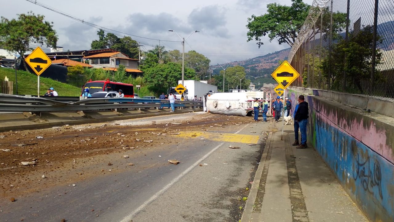 Camión cisterna se volcó y bloqueó la vía Medellín – El Santuario