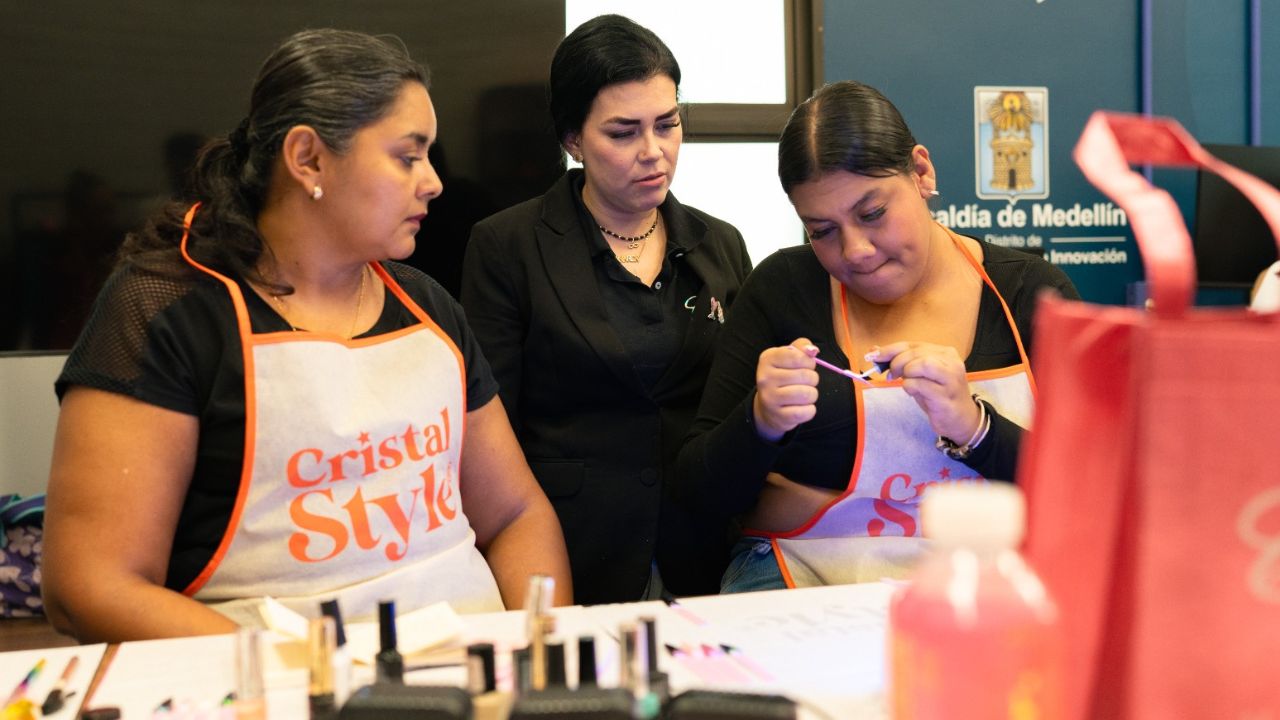 Capacitan a 200 mujeres en Medellín para su autonomía económica