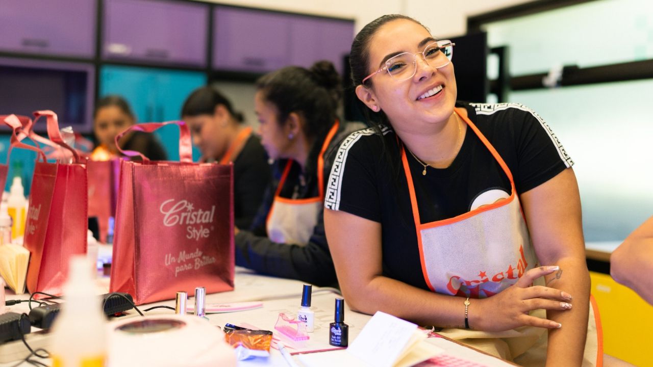 Capacitan a 200 mujeres en Medellín para su autonomía económica