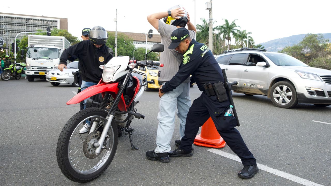 ¡25 capturados en megaoperativo de seguridad! Fico Gutiérrez despliega 122 uniformados por las calles de Medellín