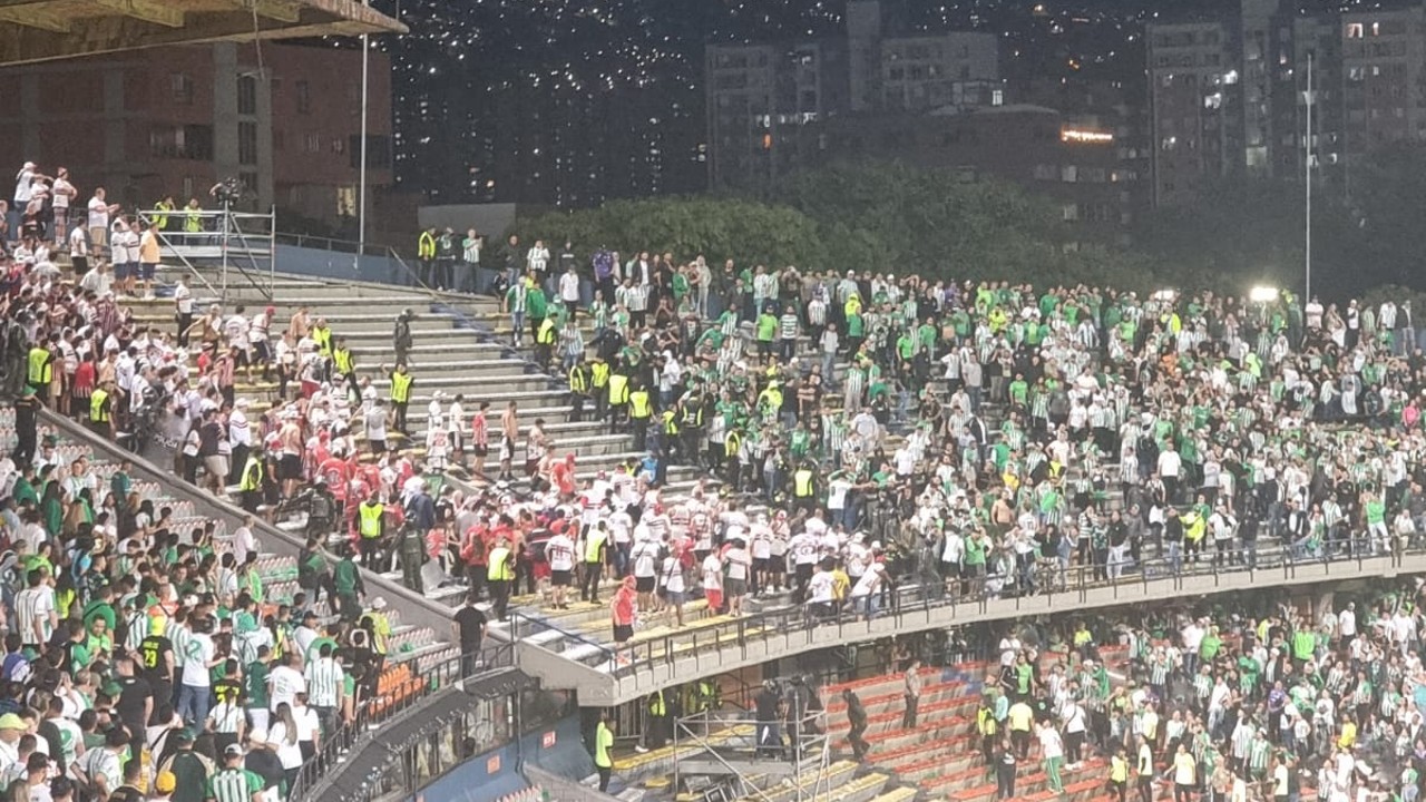 conato de disturbios entre hinchas de nacional y sao paulo en el atanasio