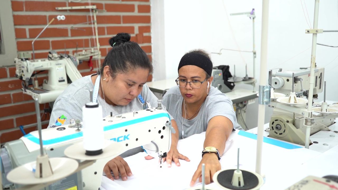 'Confección sin barreras': Bello abre cupos de empleo para personas con discapacidad auditiva
