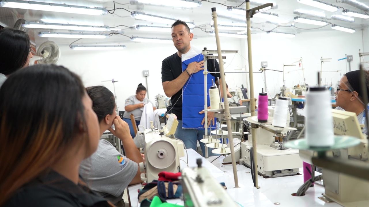 ‘Confección sin barreras’: Bello abre cupos de empleo para personas con discapacidad auditiva