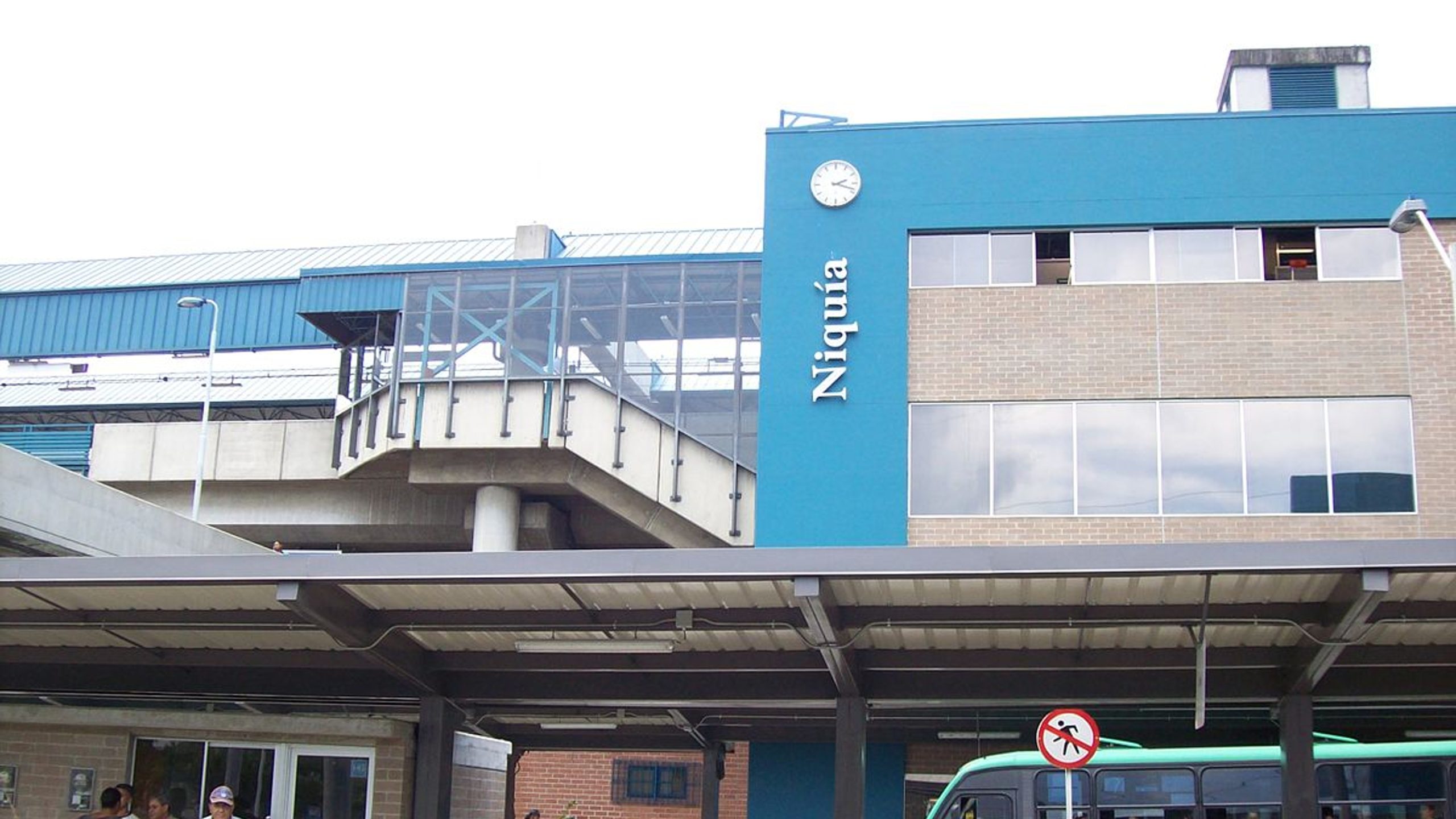 ¡Lo encontraron convulsionando! Murió en los bajos de la estación Niquía