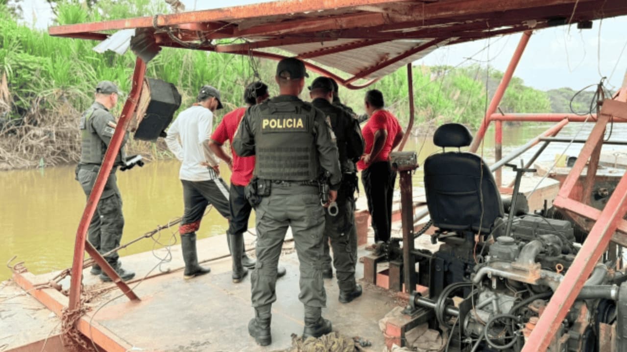  se incautaron barcazas, carbón y madera