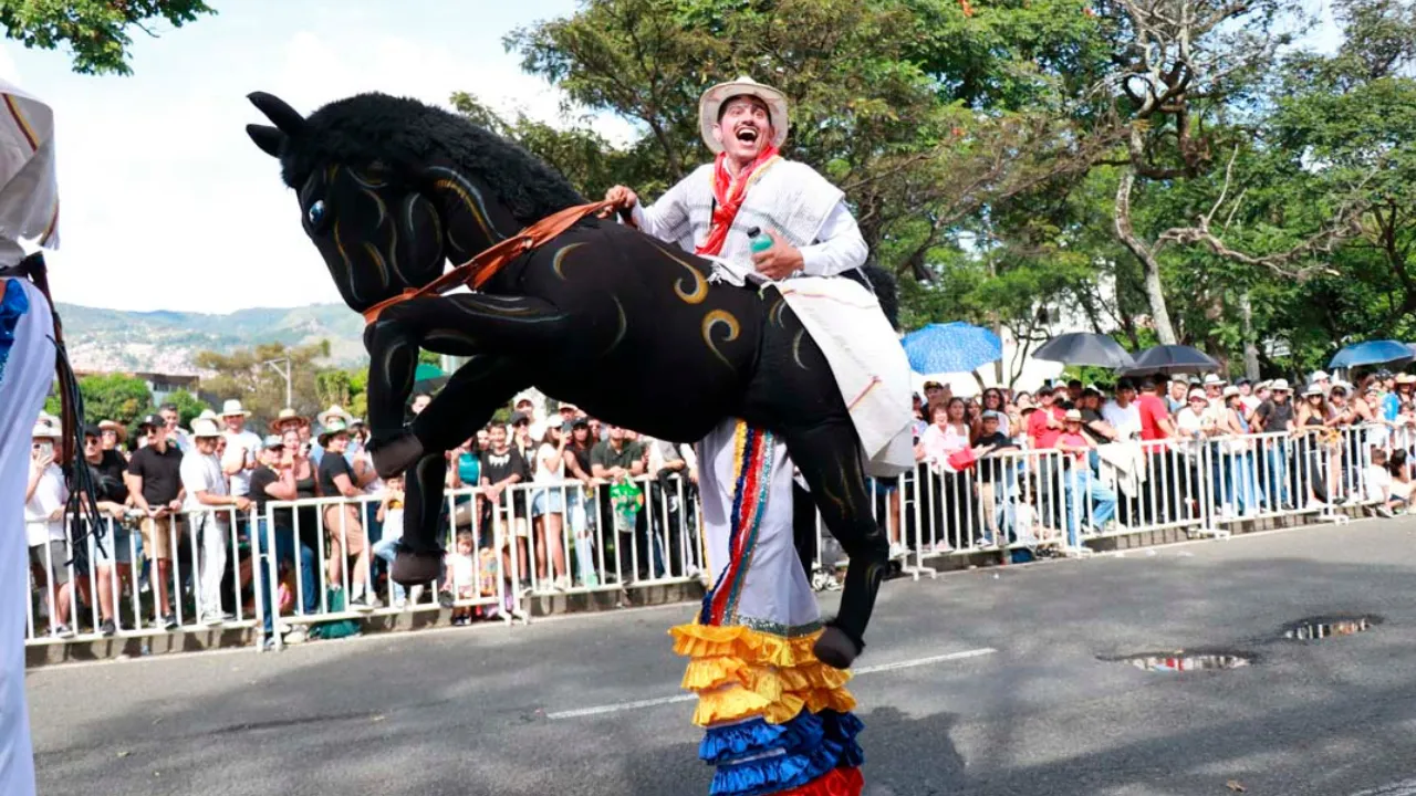 Medellín vive a tope en la jornada de este lunes 4 de agosto en Feria de las Flores
