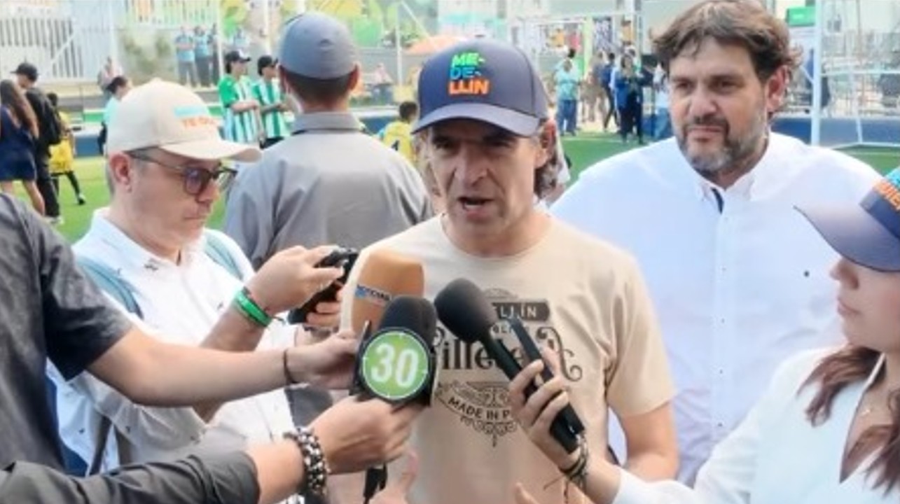 El alcalde Federico Gutiérrez entregó renovada la cancha sintética en Buenos Aires