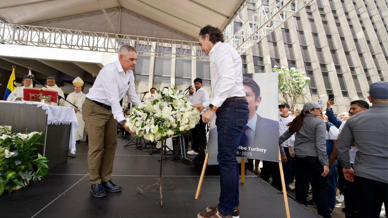 Así fue el segundo homenaje a Miguel Uribe en la plazoleta de La Alpujarra en Medellín