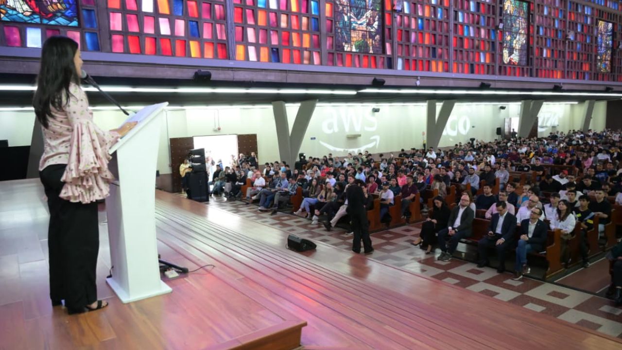 30 mil personas se formarán gratis en Inteligencia Artificial en Medellín