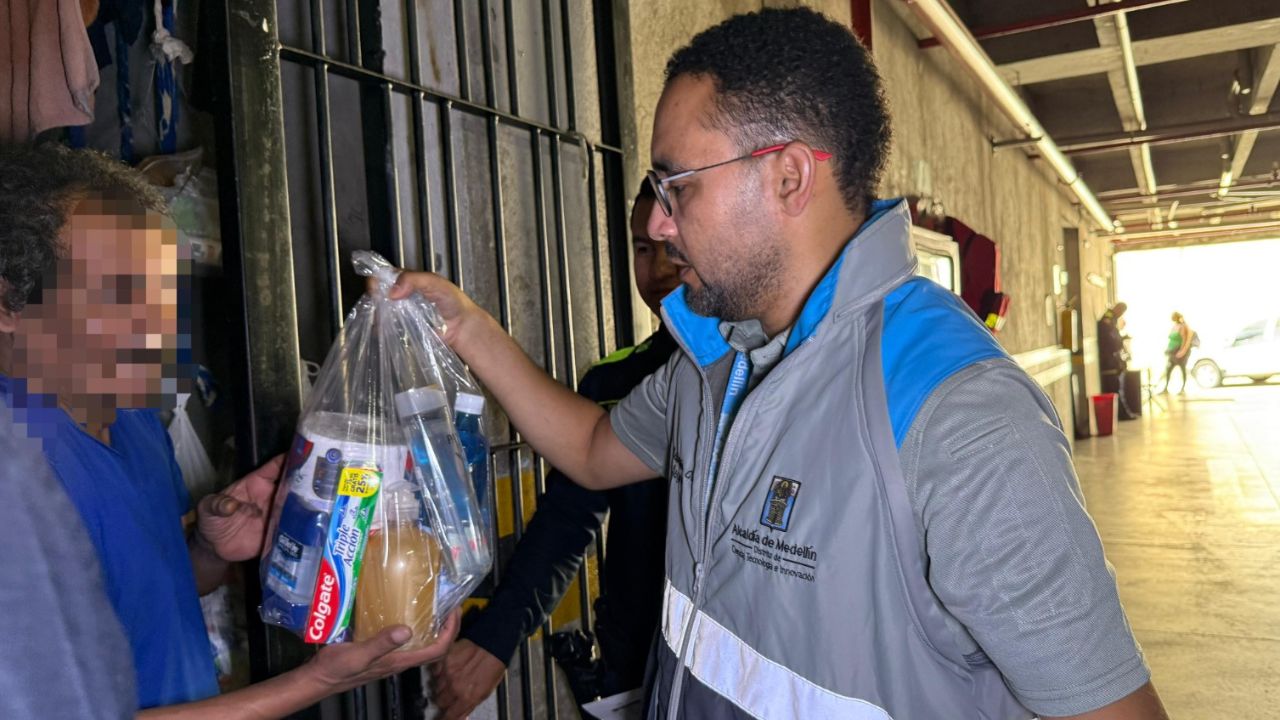Medellín entrega kits de aseo y bienestar a sindicados