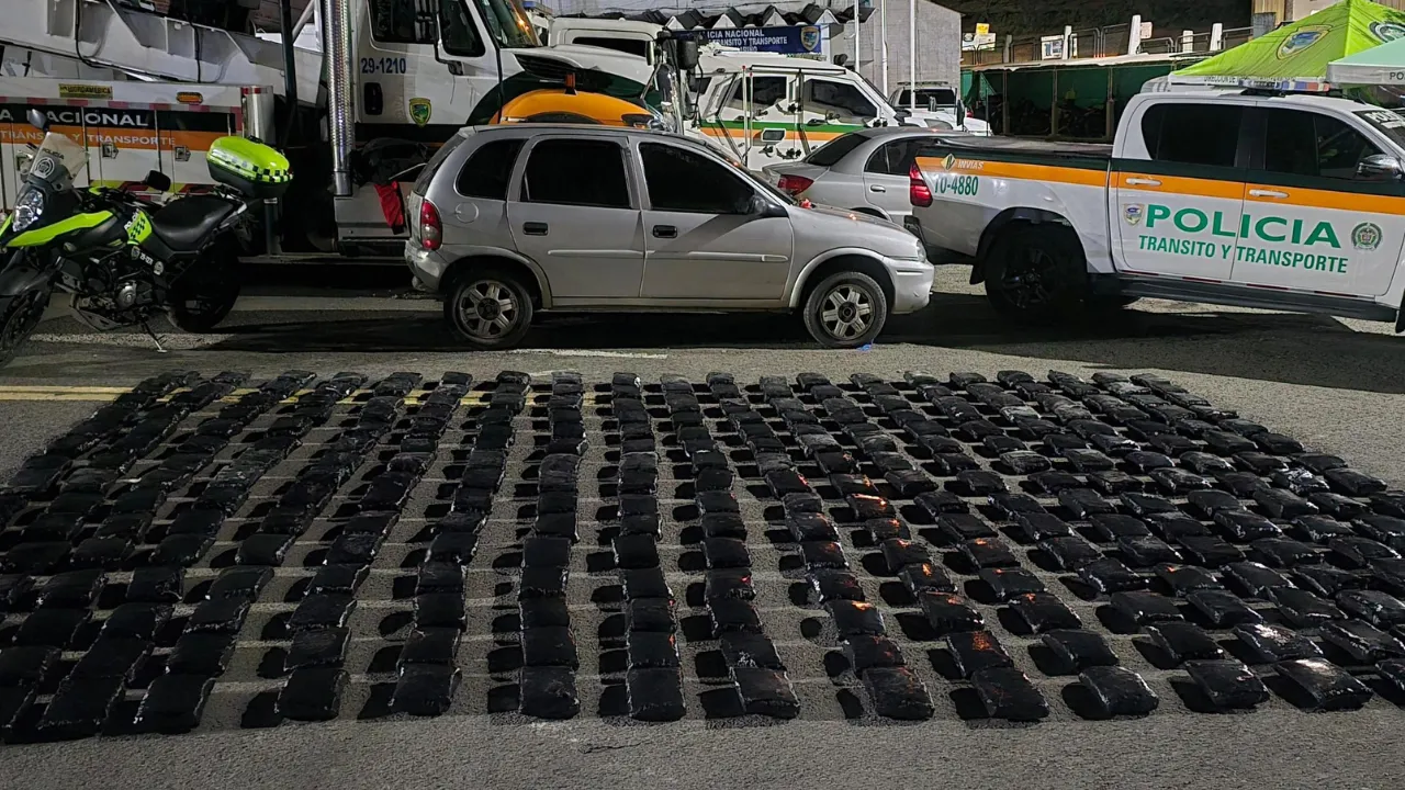 Cayó cargamento de cripy en vía a Rumichaca: conductor huyó y dejó la marihuana tirada