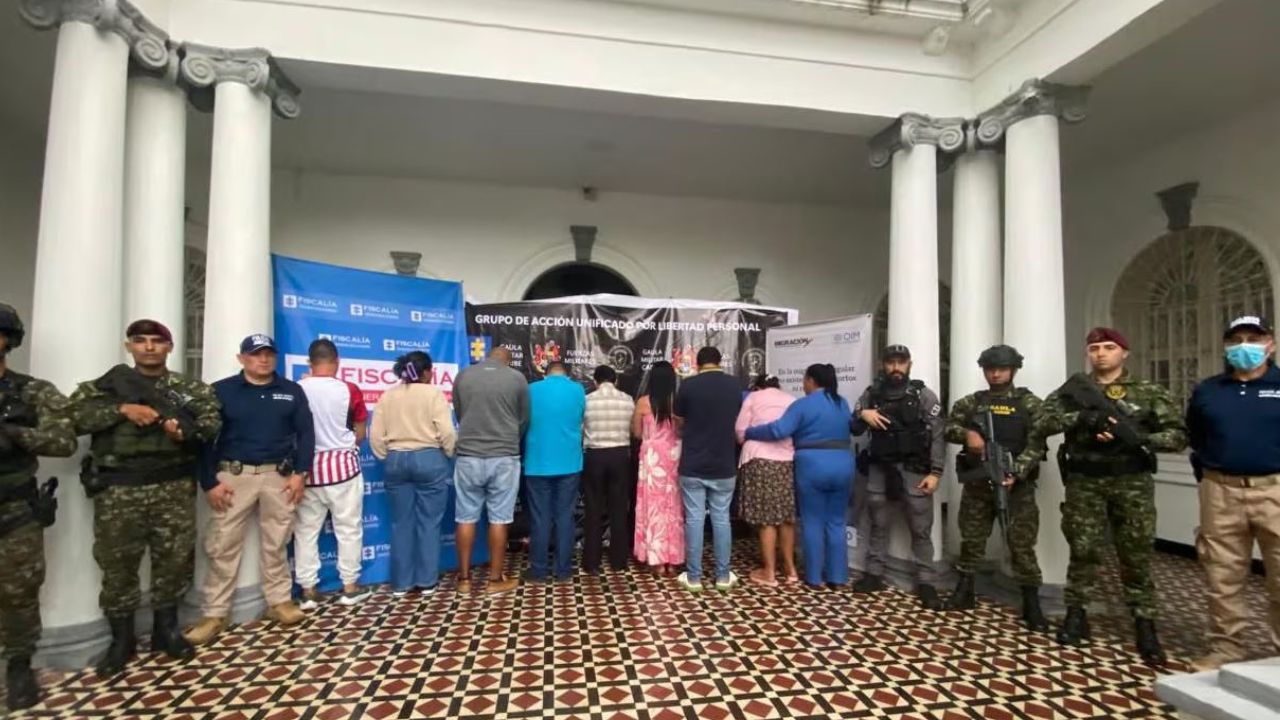 Caen funcionarios de notaría y criminales que estafaban migrantes por millones en Colombia