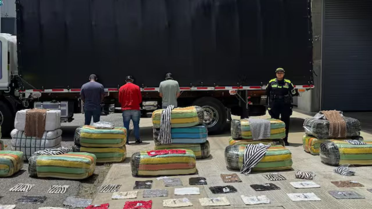 ¡Les 'tumbaron' la carga! incautan prendas de contrabando avaluadas en más de $2 mil millones que iban para Medellín