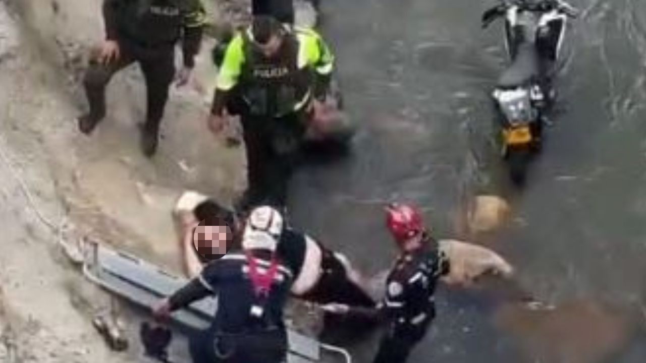 Motociclista se va de cabeza al río Pamplonita y lo salvan de milagro