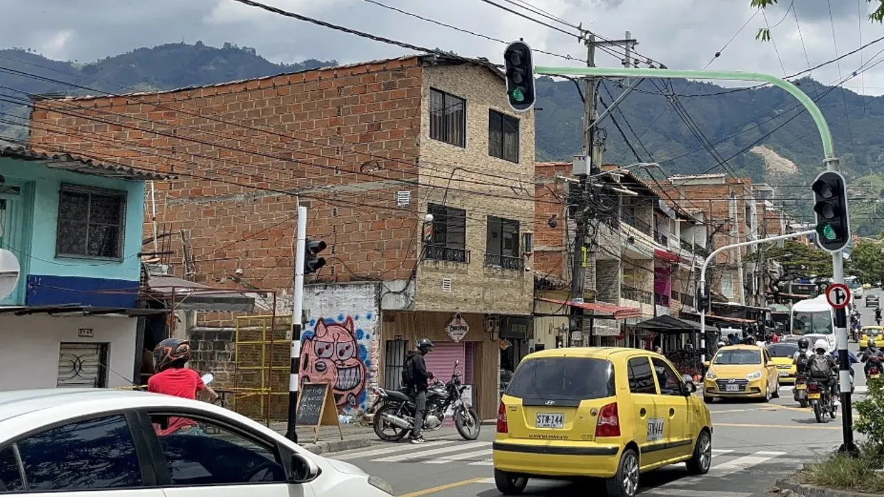 Nuevos semáforos fueron instalados en Bello para mejorar la seguridad vial