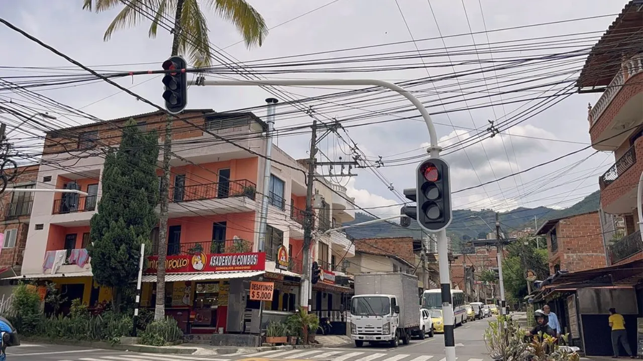 Nuevos semáforos fueron instalados en Bello para mejorar la seguridad vial